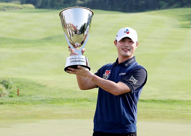 11일 제주도 서귀포시 표선면 사이프러스 골프&리조트 북서코스에서 막을 내린 KPGA투어 KPGA클래식에서 우승한 배용준이 트로피를 들고 활짝 웃고 있다. KPGA