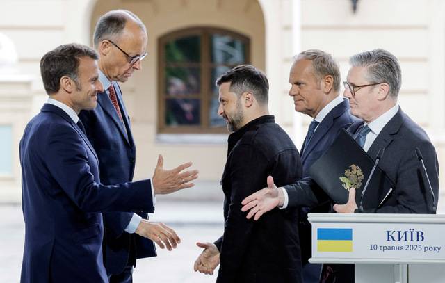 10일 키이우에서 에마뉘엘 마크롱 프랑스 대통령, 프리드리히 메르츠 독일 총리, 볼로디미르 젤렌스키 우크라이나 대통령, 도날트 투스크 폴란드 총리, 키어 스타머 영국 총리(왼쪽부터)가 공동기자회견을 마친 뒤 악수하는 모습. EPA연합뉴스
