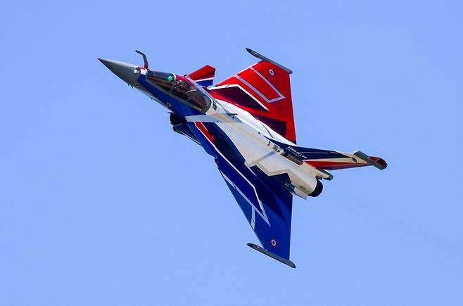 10일(현지시간) 크로아티아 자그레브에서 프랑스 라팔 전투기가 상공을 비행하고 있다. <AFP 연합뉴스>