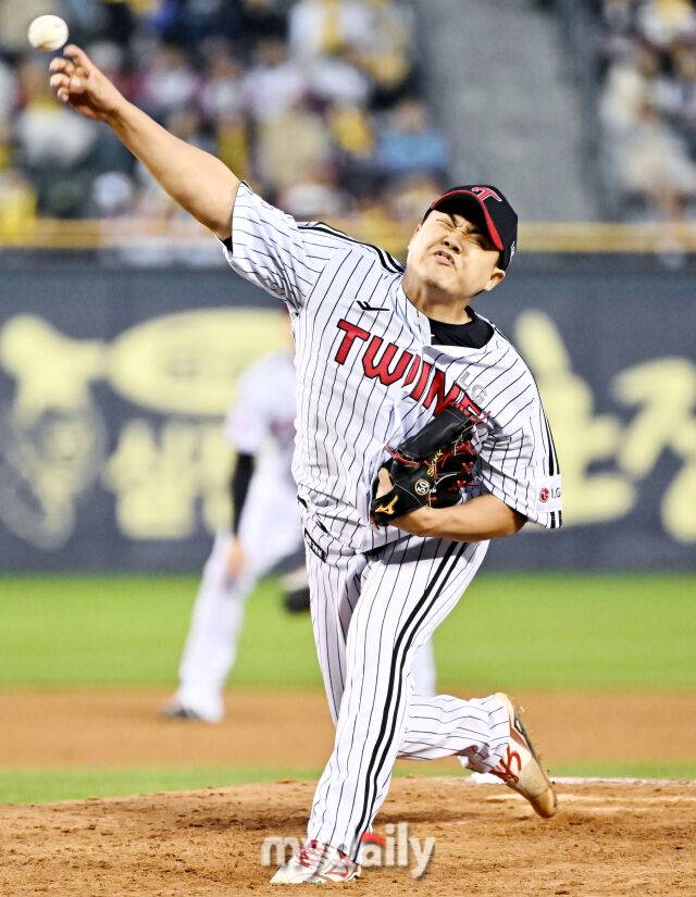 3일 오후 서울 잠실야구장에서 진행된 '2025 프로야구 KBO리그' LG트윈스와 SSG랜더스의 경기. LG 장현식이 역투하고 있다./마이데일리