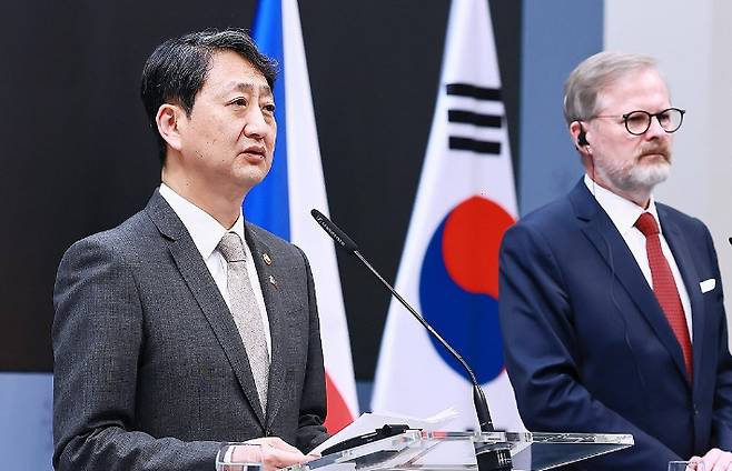 안덕근 산업통상자원부 장관(왼쪽)이 7일 프라하 체코 총리실에서 페트르 피알라 체코 총리를 비롯한 한국과 체코 정부 대표단이 참석한 가운데 열린 한·체코 원전산업 협력 약정(Arrangement) 체결식에서 약정서에 서명한 뒤 발언하고 있다. 산업통상자원부 제공