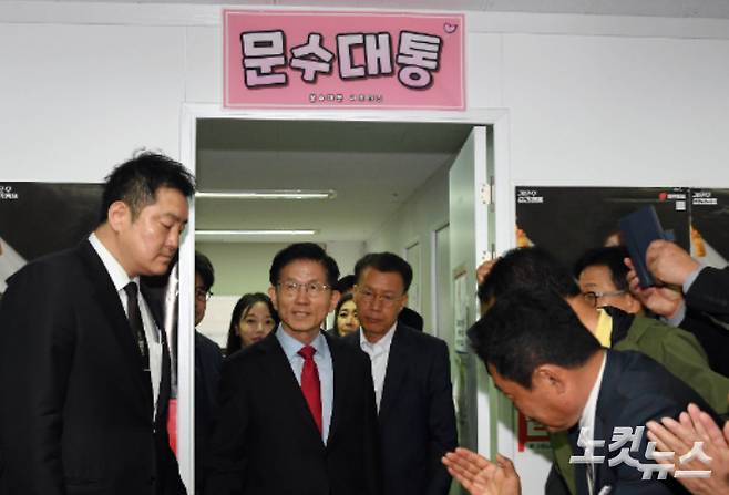 국민의힘 김문수 후보가 10일 오전 서울 여의도 캠프에서 기자회견을 하기 위해 들어서고 있다. 황진환 기자