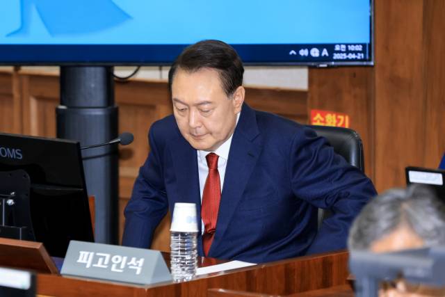 ▲윤석열 전 대통령이 21일 서울 서초구 서울중앙지법에서 열린 내란 우두머리 혐의 형사재판 2차 공판에 출석해 있다. ⓒ연합뉴스