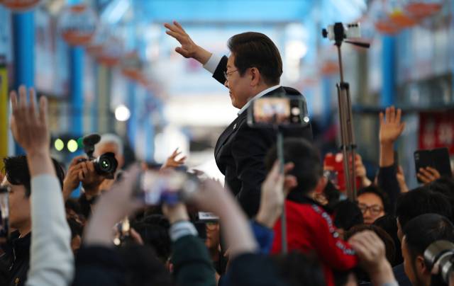 ▲영남 신라벨트 골목골목 경청투어에 나선 더불어민주당 이재명 대선 후보가 10일 경남 사천시 사천읍시장을 찾아 지지자들 앞에서 연설하고 있다. ⓒ연합뉴스