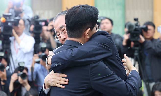 김문수 국민의힘 대선 후보와 한덕수 무소속 대선 후보가 지난 8일 서울 여의도 국회 내 카페에서 단일화 관련 회동을 마치고 포옹하고 있다. 뉴스1