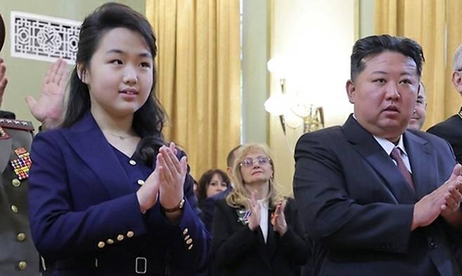 김정은 북한 국무위원장이 딸 주애(왼쪽) 등과 함께 9일 주북 러시아대사관을 방문해 러시아 전승절 80주년을 기념하는 행사에서 박수를 치고 있다. 노동신문·뉴스1