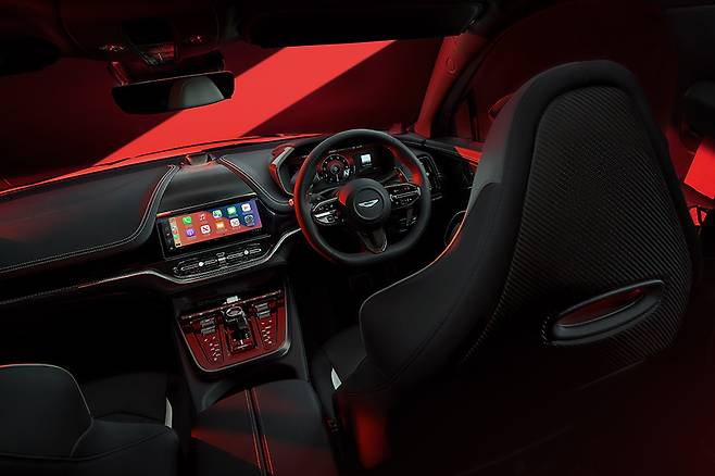 애스턴마틴 DBX S 공개