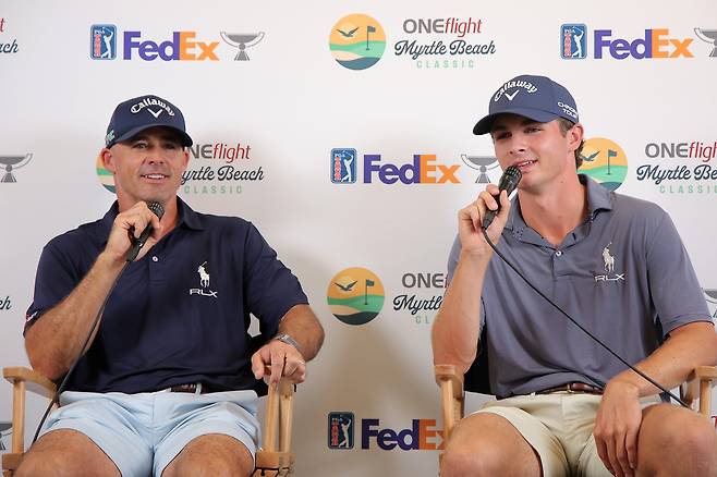 조너선 버드(왼쪽)와 그의 아들 잭슨 버드가 지난 8일 PGA 투어 머틀비치 클래식 개막을 앞두고 기자회견을 하고 있다. 게티이미지코리아