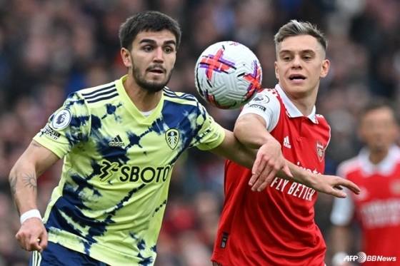 파스칼 스트라위크(왼쪽)가 레안드로 트로사르와 몸싸움을 벌이고 있다. /AFPBBNews=뉴스1