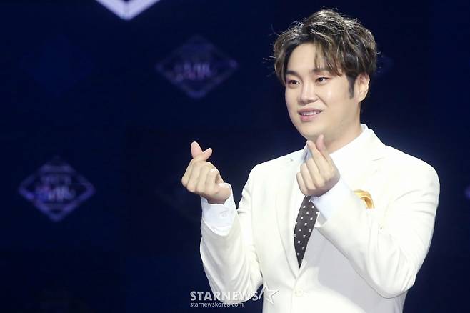 가수 유재환이 19일 오후 경기도 고양시 빛마루 방송지원센터에서 열린 엠넷 '내 안의 발라드' 제작발표회에서 포즈를 취하고 있다.