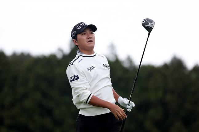 옥태훈이 2번 홀에서 드라이버를 치고 타구를 바라보고 있다. /사진=KPGA 제공