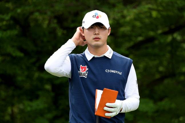배용준이 그린에서 경사를 확인하고 있다. /사진=KLPGA 제공
