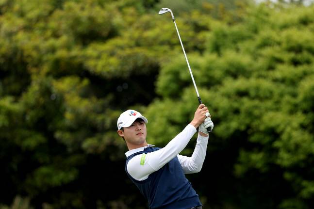 1번 홀에서 아이언샷을 날리는 배용준. /사진=KLPGA 제공