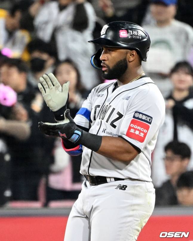 KT 로하스 주니어가 11일 수원 롯데전 6회말 안타를 치고 있다.