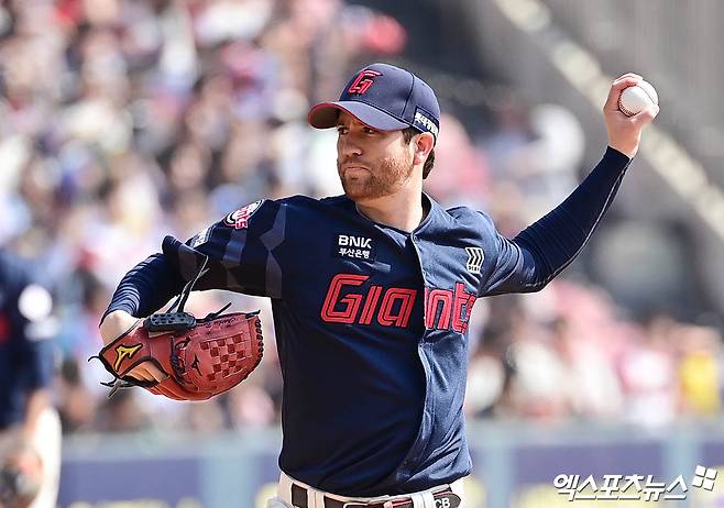 롯데는 외국인 투수 반즈가 이탈해 선발진 운영에 위기를 맞았다. 팀은 그의 빈자리를 채울 단기 대체 외국인 선수를 찾고 있다. 엑스포츠뉴스 DB