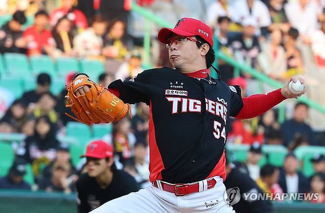 KIA 선발 투수 양현종 (인천=연합뉴스) 임순석 기자 = 11일 인천 SSG랜더스필드에서 열린 프로야구 2025 신한 SOL 뱅크 KBO리그 KIA 타이거즈와 SSG 랜더스의 더블헤더 2차전. KIA 선발 투수 양현종이 역투하고 있다. 2025.5.11 soonseok02@yna.co.kr