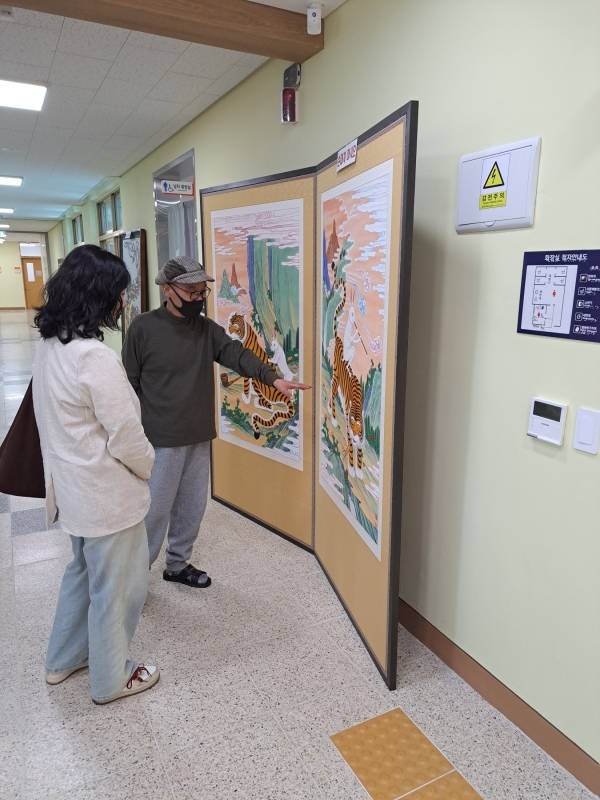 산청 출신 일정 이욱 선생의 '전통공예 그 아름다움에 반하다'전이 오는 15일까지 산청 단성중학교에서 열린다. 사진은 '전통공예 그 아름다움에 반하다'전 모습.