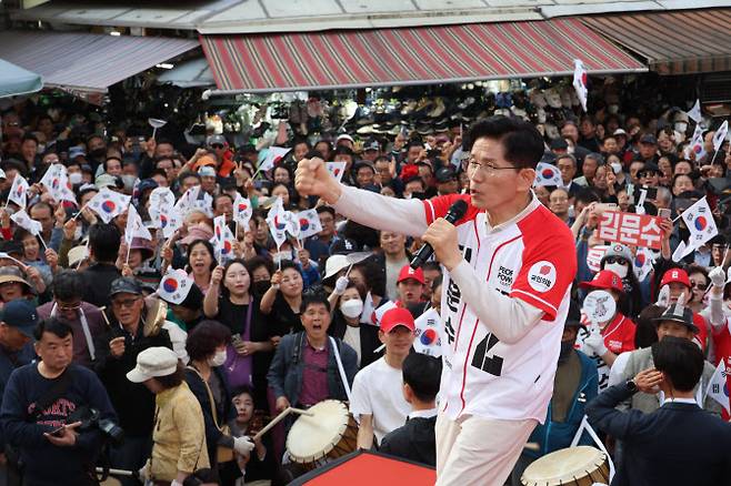 김문수 국민의힘 대선후보가 12일 대구 달성로 서문시장에서 시민들에게 지지를 호소하고 있다. (사진 = 뉴시스)
