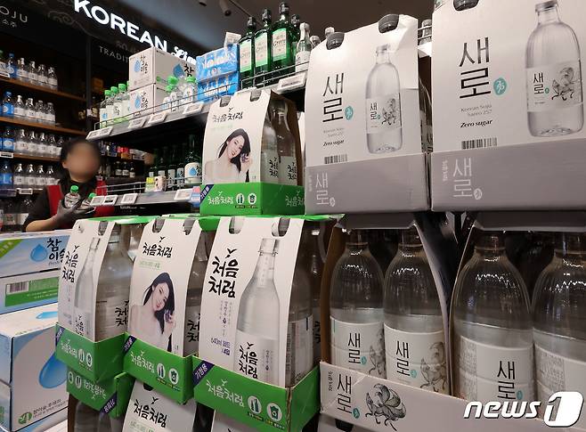 롯데칠성음료의 소주 제품인 '처음처럼'과 '새로'가 진열돼 있다. 2023.12.27/뉴스1 ⓒ News1 이동해 기자