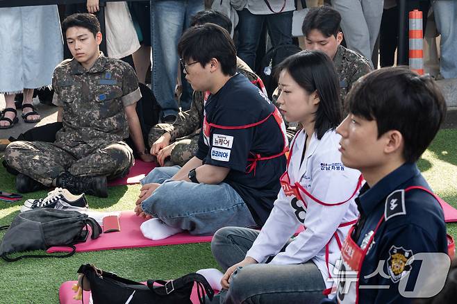 11일 오후 서울 서초구 잠수교에서 열린 '2025 한강 멍때리기 대회' 참가자들이 멍하니 있다. 2025.5.11/뉴스1 ⓒ News1 이승배 기자