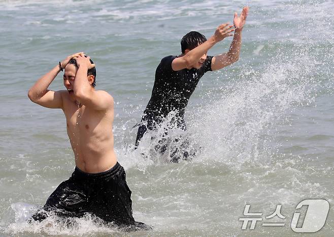 초여름 날씨를 보인 12일 오후 부산 해운대해수욕장을 찾은 관광객들이 물놀이를 즐기고 있다. 2025.5.12/뉴스1 ⓒ News1 윤일지 기자