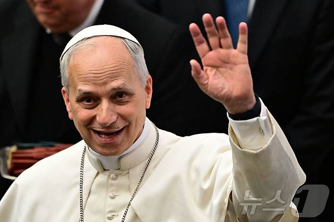 교황 레오14세가 12일(현지시간) 바티칸 바오로 6세 강당에서 언론인들과 만나 인사하고 있다. 2025.05.12. ⓒ AFP=뉴스1 ⓒ News1 이지예 객원기자