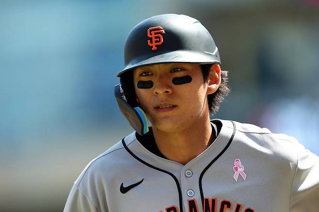 이정후가 5회 우익수 쪽으로 희생플라이를 날리고 홈으로 들어오고 있다. AFP연합뉴스