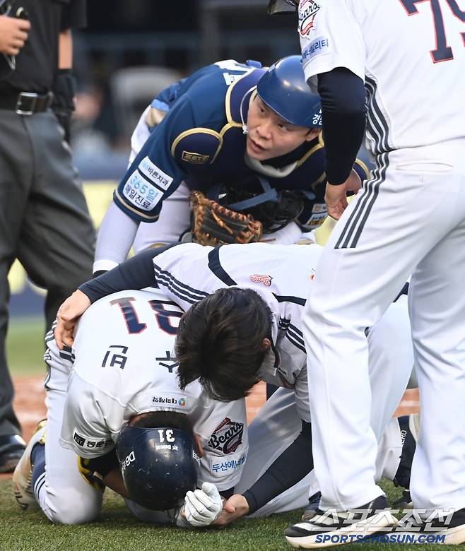 2회말 2사 1,3루 두산 정수빈이 사구를 맞은 뒤 고통스러워하고 있다.