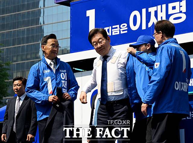 이재명 더불어민주당 대선 후보가 12일 오전 서울 중구 청계광장에서 열린 제21대 대통령 선거 출정식에 참석해 방탄조끼 위로 선거운동 점퍼를 착용하고 있다. /배정한 기자