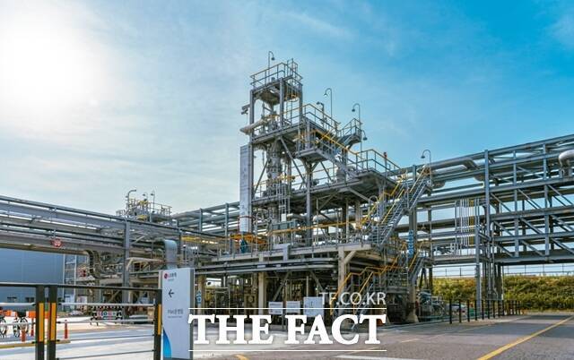 국내 정유·석유화학 기업들이 이산화탄소 포집·활용 기술(CCU) 투자에 적극 나서고 있다. LG화학 대산공장 메탄건식개질(DRM) 공장 전경. /LG화학