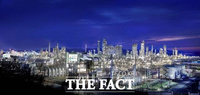 국내 정유·석유화학 기업들이 이산화탄소 포집·활용 기술(CCU) 투자에 적극 나서고 있다. GS칼텍스 공장 전경. /GS칼텍스