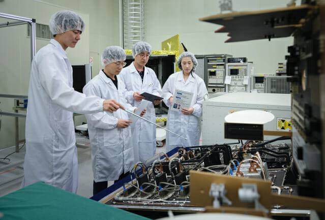 ETRI가 6G 저궤도 위성통신 시스템 개발 사업 총괄기관으로 선정됐다. 사진은 ETRI 연구진이 위성 통신 시스템을 점검하는 모습.(사진=ETRI)