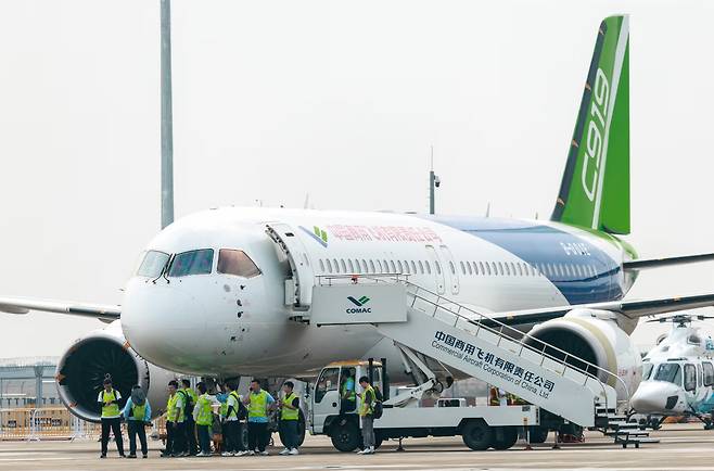 작년 11월 중국의 한 에어쇼에 등장한 자체 개발 중형 여객기 C919. 168명의 승객이 탑승할 수 있는 이 여객기는 지난 2023년 중국 내에서 상업 운항에 들어갔다. /EPA 연합뉴스