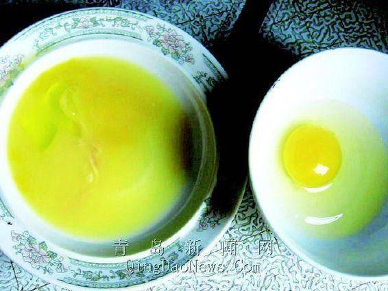 중국의 가짜 계란과 진짜 계란을 비교한 모습. 가짜 계란은 깨는 즉시 흰자와 노른자가 섞이는 반면, 진짜는 그대로 분리돼 있다. /조선DB