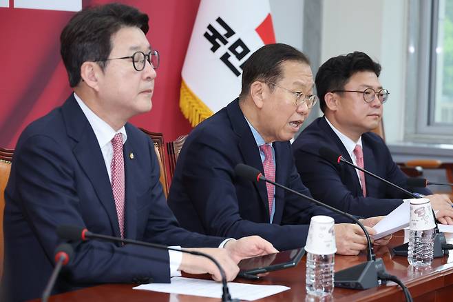 권영세 국민의힘 비상대책위원장이 10일 서울 여의도 국회에서 김문수 대통령 후보 자격 취소·한덕수 예비후보 입당 및 대선후보 등록 과정에 대해 기자회견을 하고 있다./뉴스1