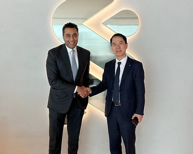 신학기 수협은행장(오른쪽)이 영국 런던에 방문해 사이프 말릭 스탠다드차타드은행 영국 본부 대표(왼쪽)와 만났다. /수협은행 제공