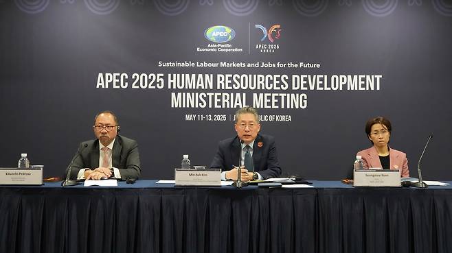 김민석 고용노동부 차관이 12일 제주국제컨벤션센터에서 열린 제7차 APEC 고용노동장관회의 본회의에서 발언하고 있다. /고용부 제공