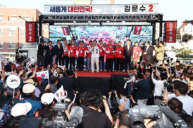 제21대 대통령 선거 공식 선거운동 첫날인 12일 김문수 국민의힘 대통령 후보가 대구 중구 서문시장에서 유세를 하고 있다. /뉴스1