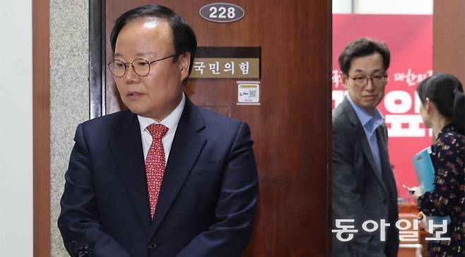 단일화 협상 결렬 뒤 설명 중인 국민의힘 김문수 대선 후보 측 김재원 후보 비서실장. 오른쪽은 한덕수 전 국무총리 측인 손영택 전 총리 비서실장. 장승윤 기자 tomato99@donga.com