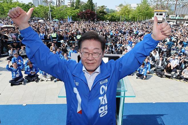 이재명 더불어민주당 대선후보가 제21대 대통령선거 공식 선거운동이 시작된 12일 경기 화성시 동탄 센트럴파크 음악분수중앙광장에서 열린 집중유세에서 두 손을 들어 보이고 있다. 2025.05.12. 사진공동취재단