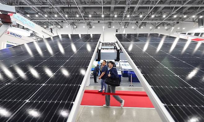 지난달 23일 대구 북구 엑스코에서 개막한 '제22회 국제그린에너지엑스포'에서 방문객들이 태양광 부스를 살펴보고 있다.(사진=저작권자(c) 연합뉴스, 무단 전재-재배포 금지)