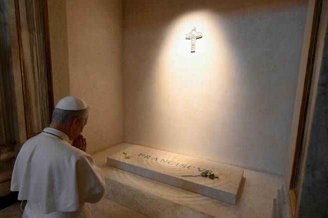 교황 레오 14세가 10일(현지시각) 이탈리아 로마 시내 산타 마리아 마조레 대성당에 안치된 전임 프란치스코 교황의 무덤 앞에서 무릎을 끓고 기도하고 있다. 로마/로이터 연합뉴스