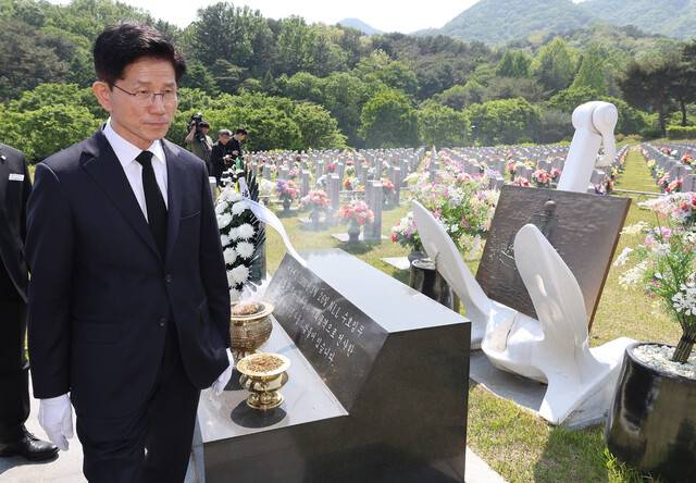 김문수 국민의힘 대통령 후보가 12일 국립대전현충원 천안함 46용사 묘역에서 참배하고 있다. 연합뉴스