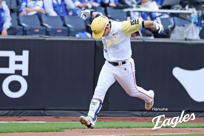 한화 이글스 문현빈은 홈런을 친 뒤 베이스를 돌 때 어깨를 활짝 여는 독수리 날개 세리머니를 한다. 한화 이글스 제공