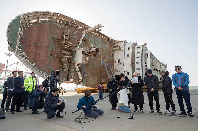 세월호 미수습자 가족들이 2017년 11월16일 오후 세월호 선체가 놓인 전남 목포시 목포신항 부두에서 기자회견을 열어, 미수습자를 가슴에 묻고 18일 목포신항을 떠날 방침이라고 밝히고 있다. 박승화 선임기자 eyeshoot@hani.co.kr