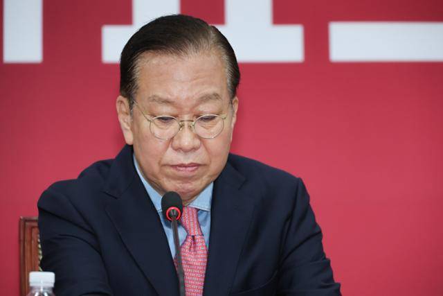 권영세 국민의힘 비상대책위원장이 10일 오전 국회에서 기자회견을 열어 김문수 대선 후보 자격 박탈 및 무소속 한덕수 예비후보 입당, 대선후보 등록 공고 절차를 밝히고 있다. 뉴스1