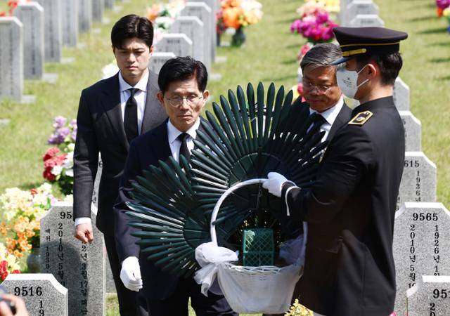 김문수 국민의힘 대통령 후보가 12일 대전 유성구 국립대전현충원에서 고 한주호 준위의 묘역을 찾아 참배하고 있다. 뉴스1