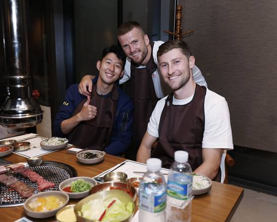 손흥민(왼쪽)이 에릭 다이어(가운데), 벤 데이비스와 함께 식당에서 기념촬영을 했다. 사진=토트넘 공식 SNS