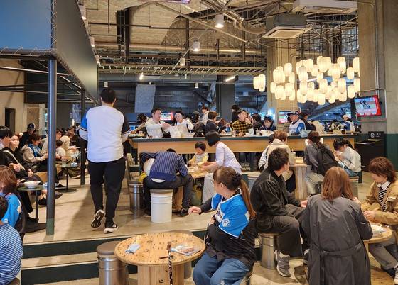 지난달 27일 에스콘필드 내 음식점에 많은 사람들이 몰려 있다.오누키 도모코 특파원