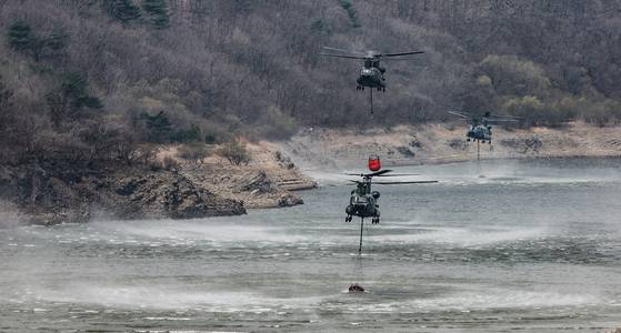 지난 3월 경북 의성군 옥산면 금봉저수지에서 육군 치누크 헬기가 산불 진화를 위해 담수하고 있다. 연합뉴스